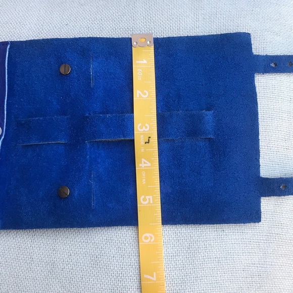 ‘This Is Ground’ Leather Multi Cord Organiser - Picture 9 of 14